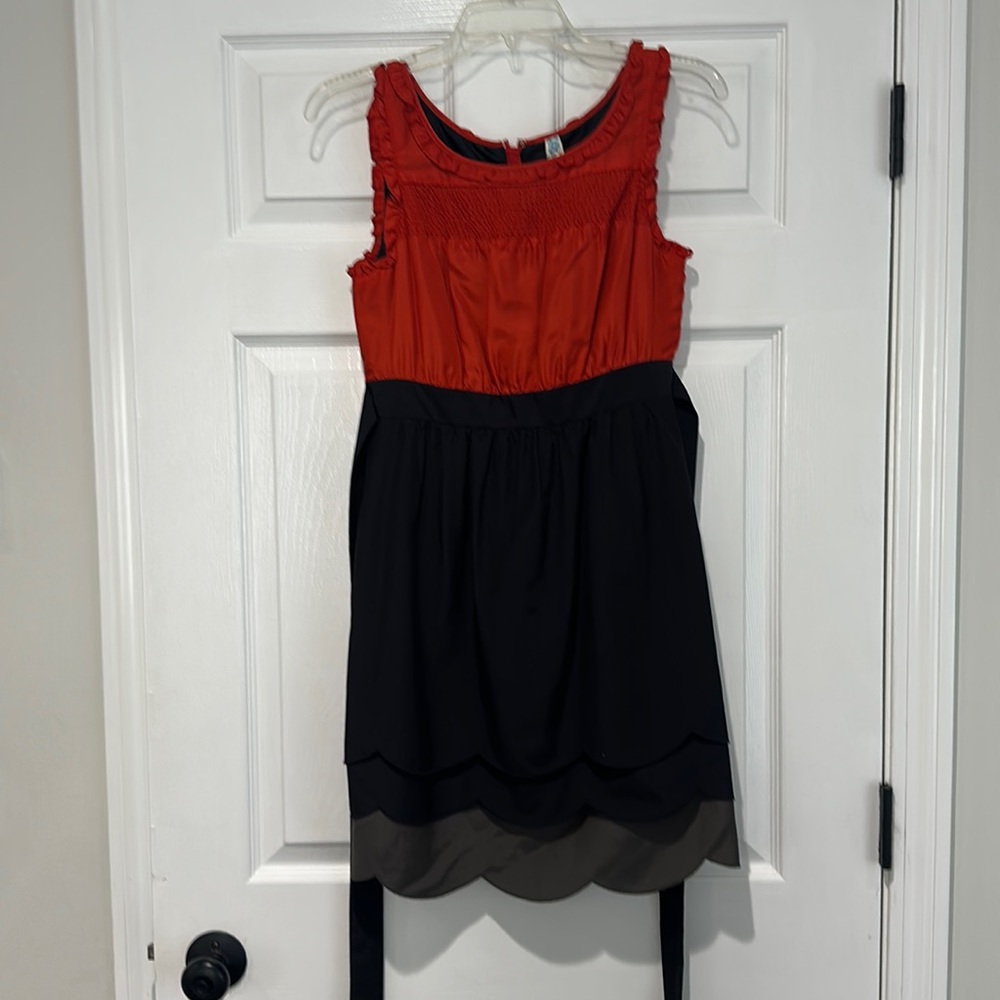 Maeve ANTHROPOLOGIE  SILK Dress Scallop Hem CL. Zipper closure in back.